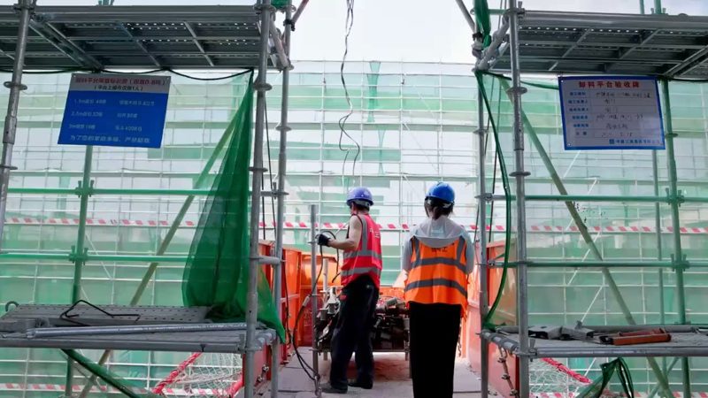AI camera detecting hard hats on workers at a scaffold site